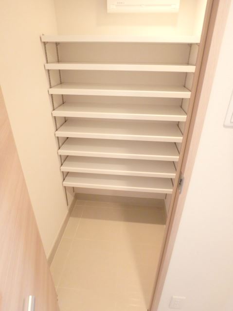 玄関　３０２号室の写真です。