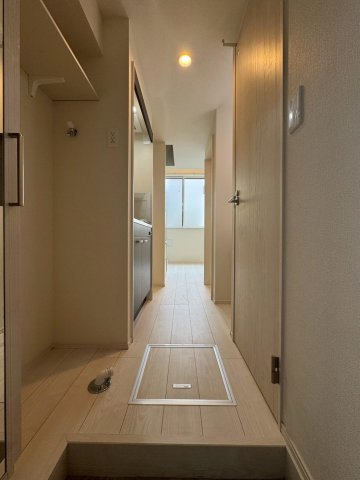 玄関　同シリーズの参考写真です。実際の設備・内装は現況を優先とさせ