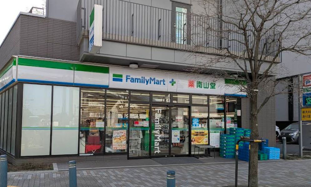 コンビニ　ファミリーマート 南山堂竹芝駅前店（コンビニ）まで53m