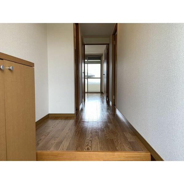 玄関　掲載写真は同型モデルを掲載しており実際のお部屋と仕様等が異な