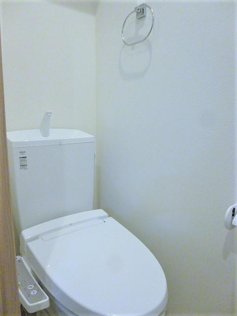 トイレ　落ち着いた色調のトイレです