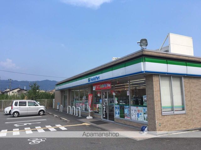 コンビニ　ファミリーマート（コンビニ）まで516m
