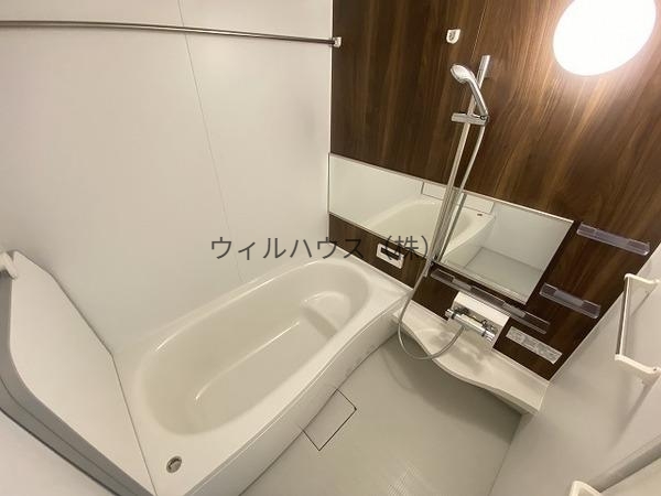 バス・シャワールーム　浴室乾燥機、追い焚き機能付きバス！