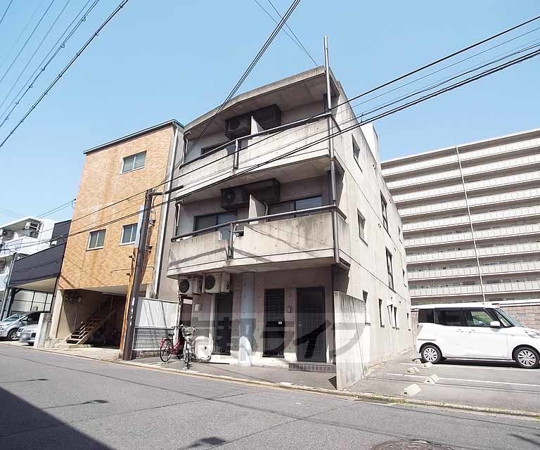 建物外観　学生様にオススメの立地です。