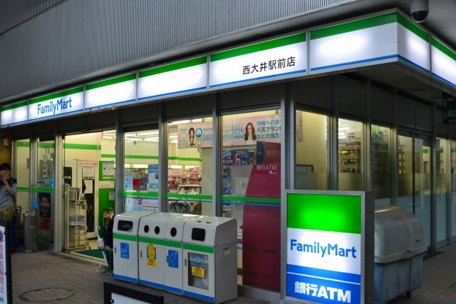 コンビニ　ファミリーマート（コンビニ）まで320m
