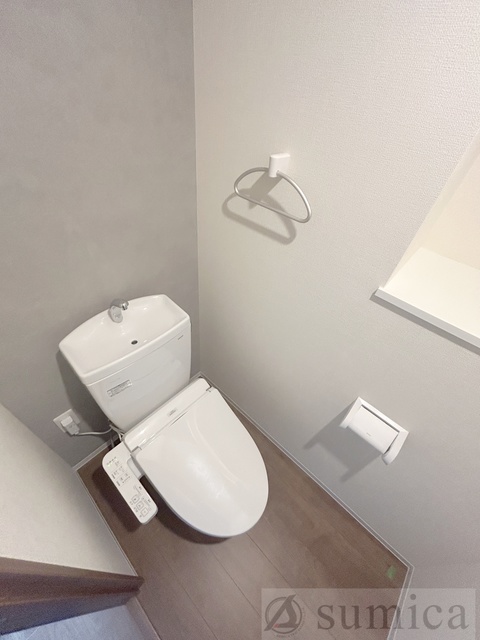 トイレ　人気アイテムの温水洗浄便座。清潔感のあるトイレです。