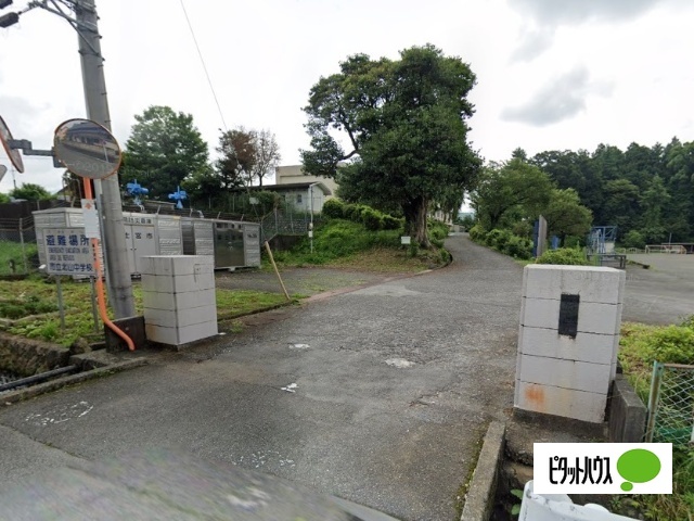 中学校　富士宮市立北山中学校（中学校）まで884m
