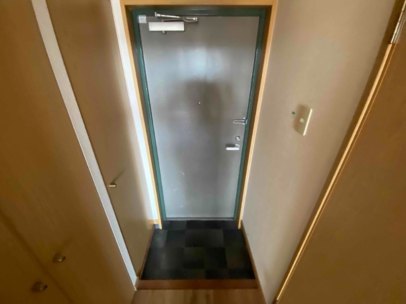 玄関　同物件別部屋写真