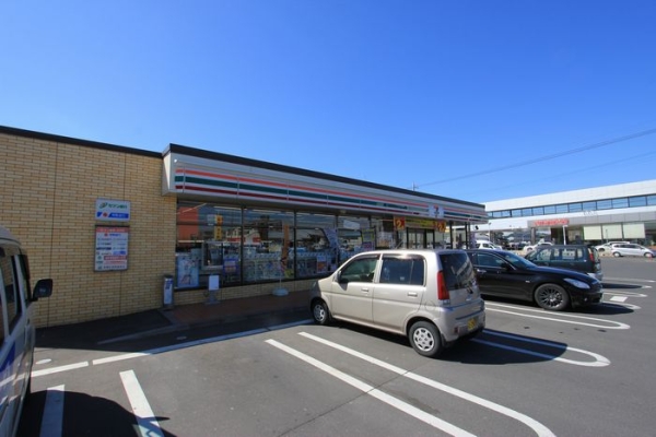 コンビニ　セブンイレブン（コンビニ）まで1300m