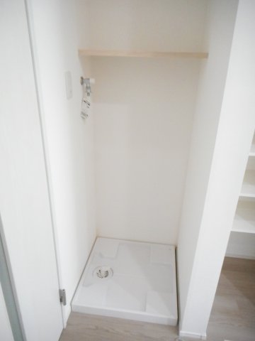 その他　洗濯機置場の上には棚があり便利です