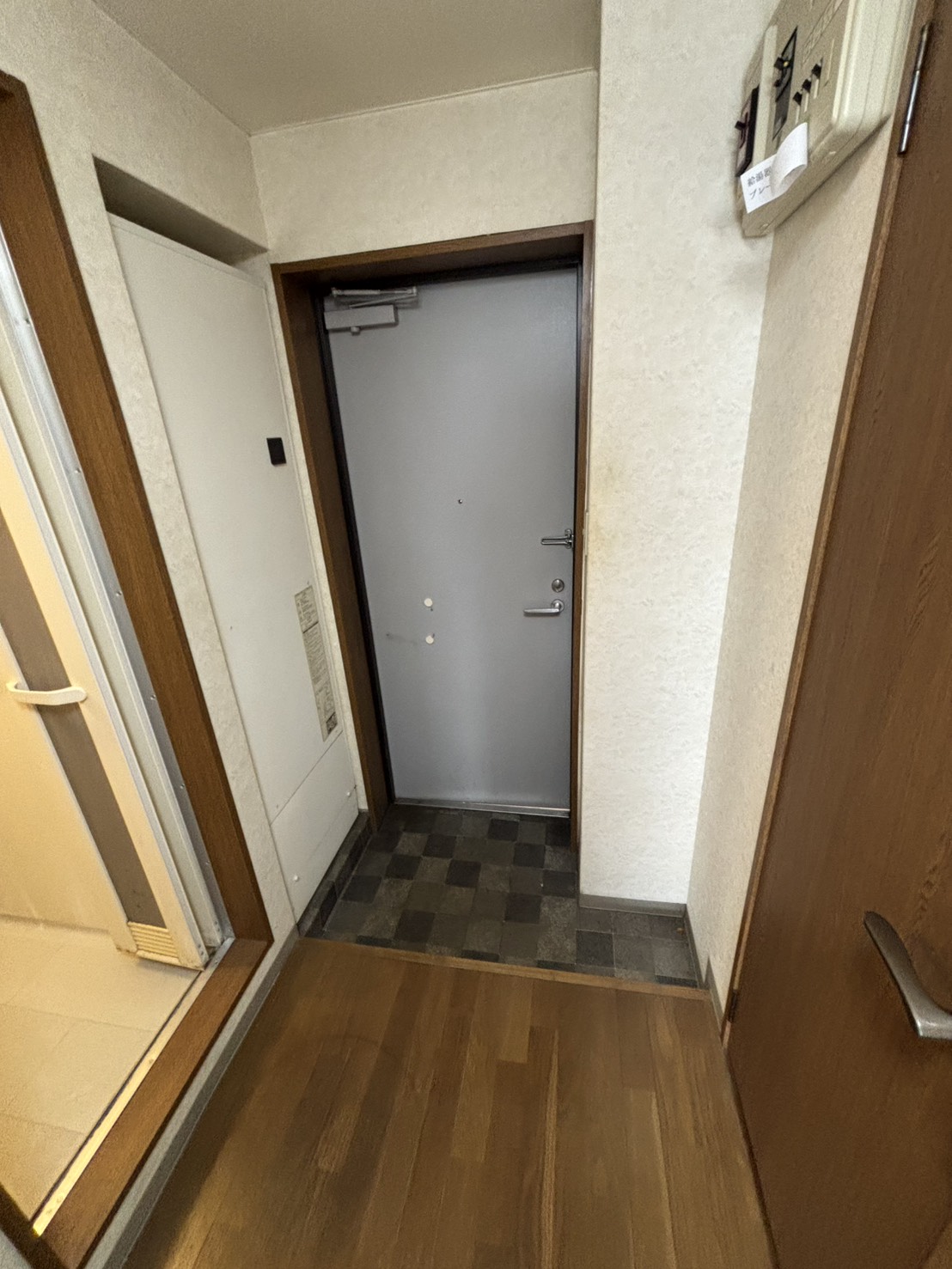 玄関　玄関には電気温水器が設置されています