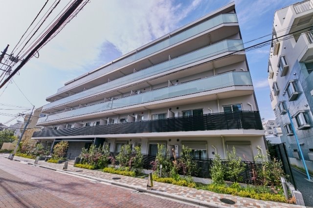 建物外観　鉄筋コンクリート造のがっちりとした建物。