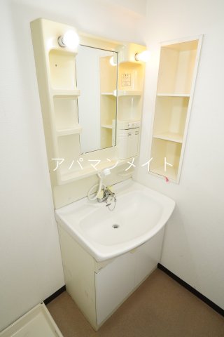 洗面設備　スペースが確保できる洗面所です