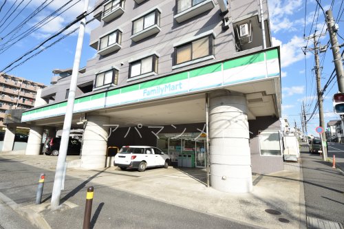 コンビニ　ファミリーマート戸塚名瀬町店（コンビニ）まで92m