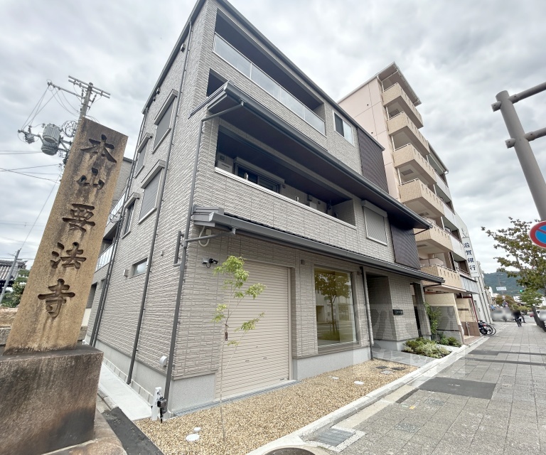 シャーメゾン三条東山の外観写真