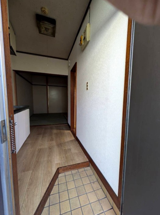 ＪＲ京浜東北線 川崎駅 バス乗車時間：7分 最寄りバス停で下車 徒歩1分 2階建 築42年の玄関写真