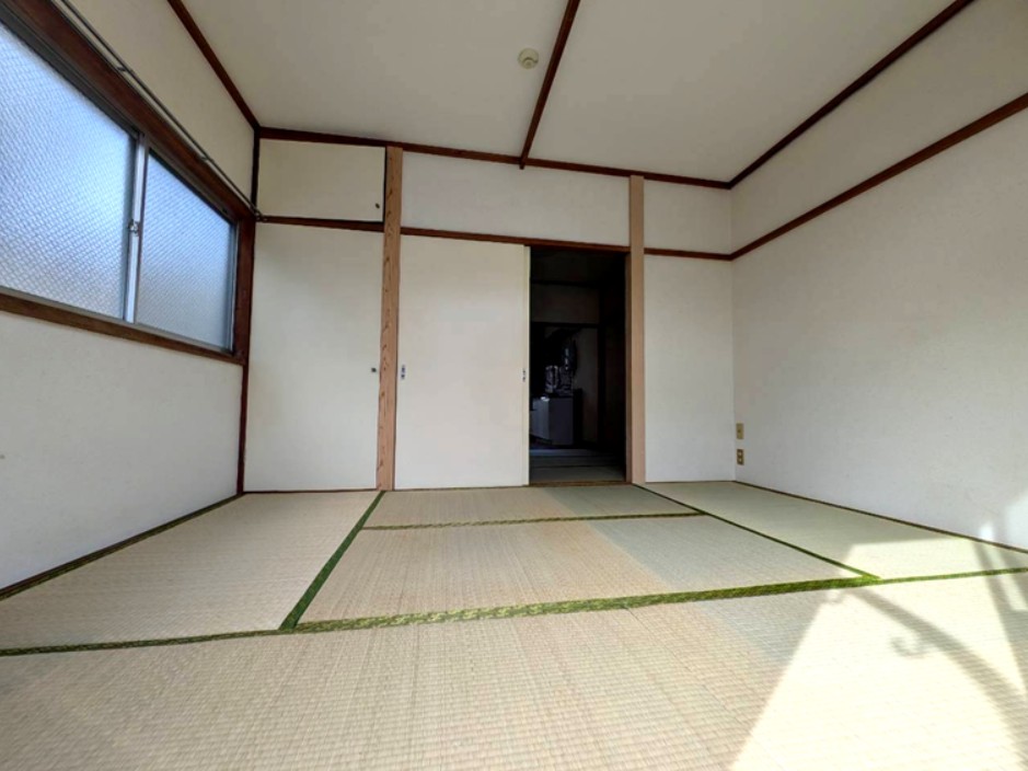 ＪＲ京浜東北線 川崎駅 バス乗車時間：7分 最寄りバス停で下車 徒歩1分 2階建 築42年の居間写真