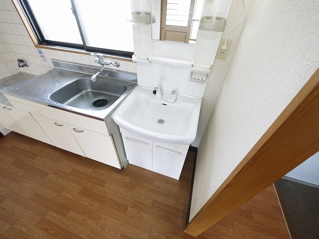 洗面設備　独立洗面化粧台が付いています