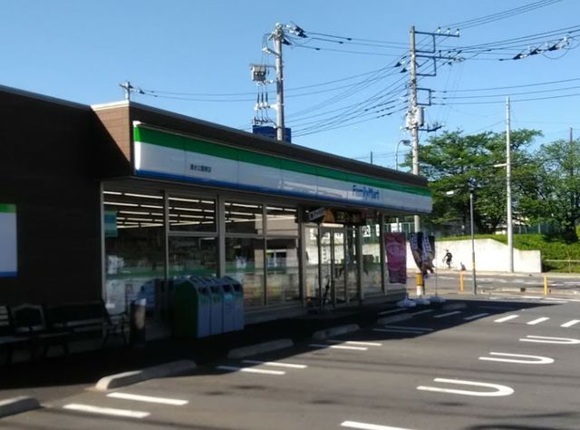コンビニ　ファミリーマート（コンビニ）まで490m