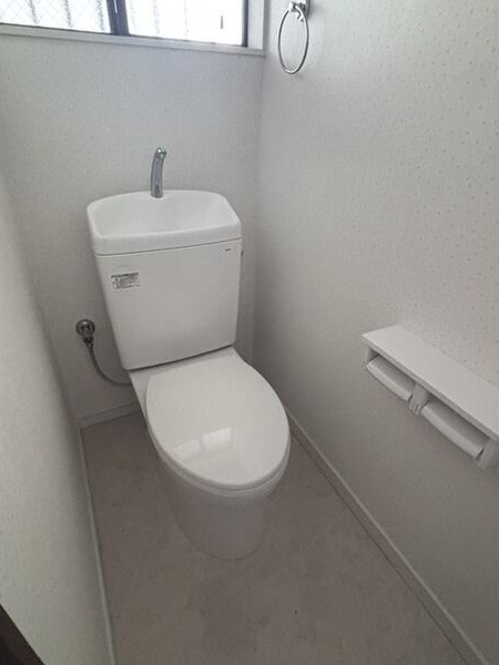 地下鉄東山線 高畑駅 徒歩11分 2階建 築42年のトイレ写真
