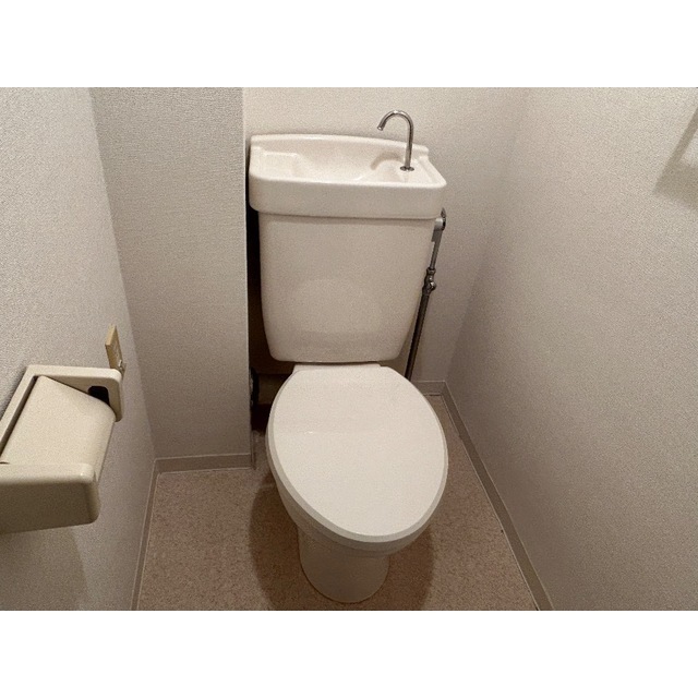 トイレ　落ち着いた色調のトイレです