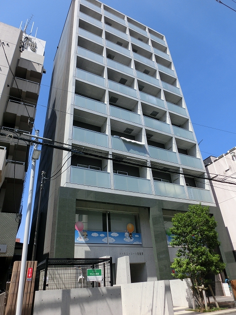 建物外観　●10階建てのタワーマンション。