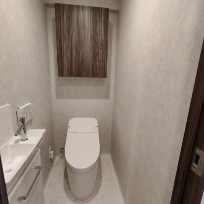 トイレ　落ち着いた色調のトイレです