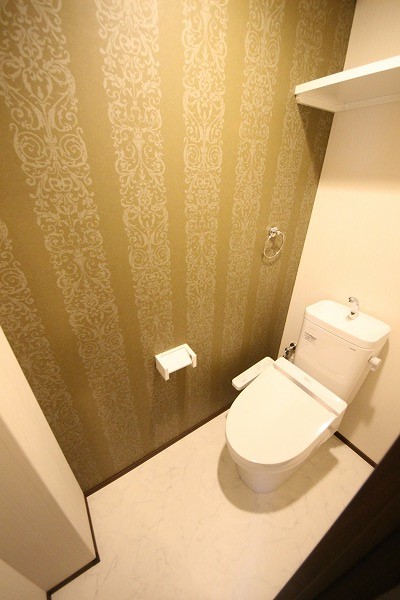 トイレ　温水洗浄便座機能付いてます☆壁紙もお洒落☆