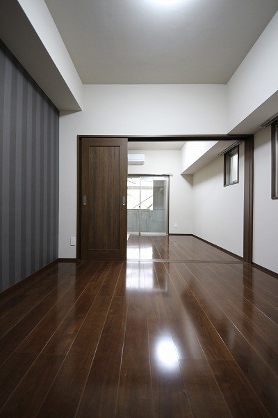 居室・リビング　シックな色合いのフローリングです。重厚感が素敵