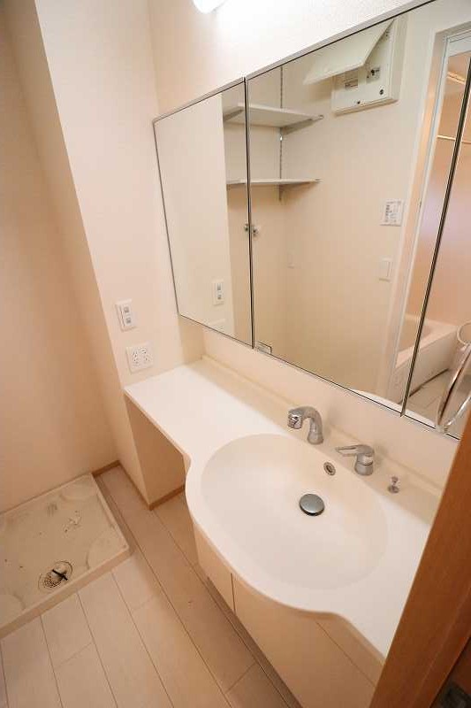 洗面設備　※同建物の別部屋内装写真