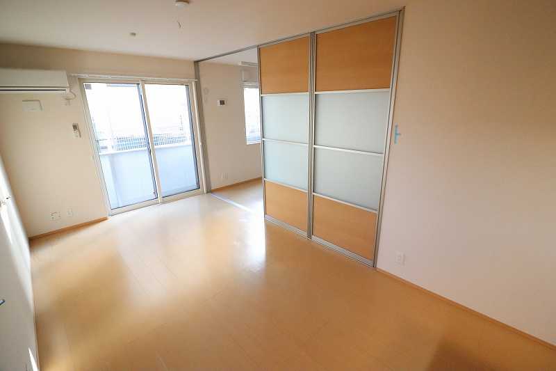 居室・リビング　※同建物の別部屋内装写真