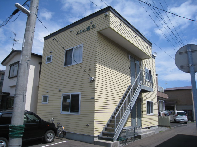 函館市堀川町のアパートの建物外観