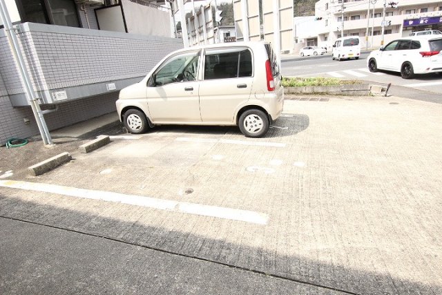 【広島市安佐南区伴東のマンションの駐車場】