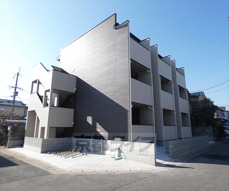 【京都市伏見区桃山町養斉のアパートの建物外観】