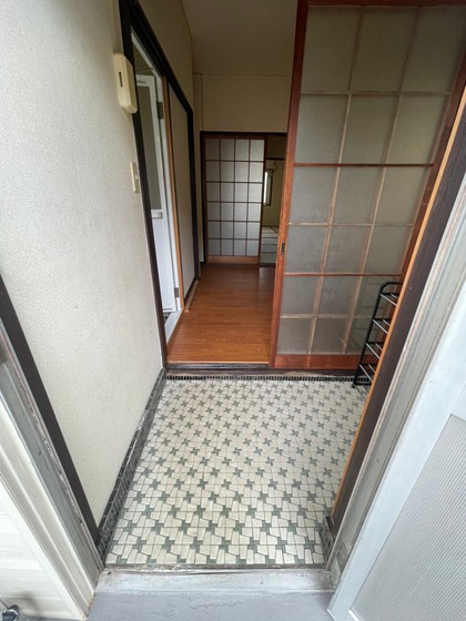 玄関　※別号室の写真です