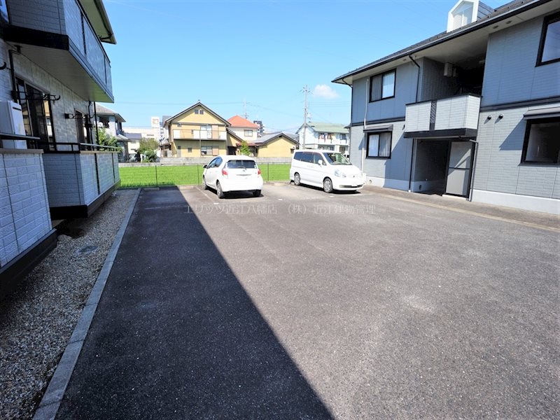 【近江八幡市中村町のアパートの駐車場】