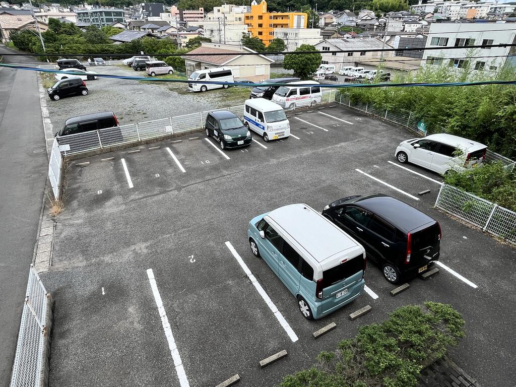 【ウエルス大学町の駐車場】