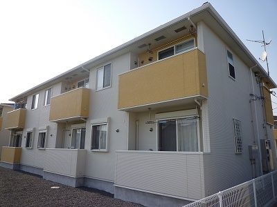 館山市上真倉のアパートの建物外観