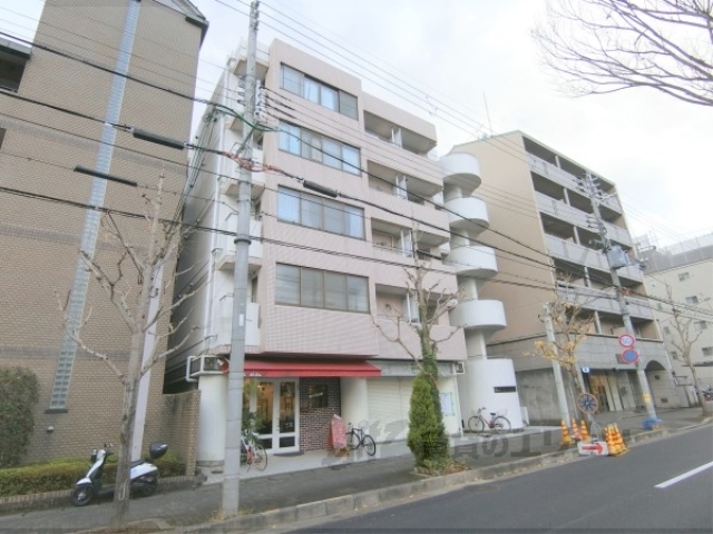 【京都市左京区松ケ崎芝本町のマンションの建物外観】