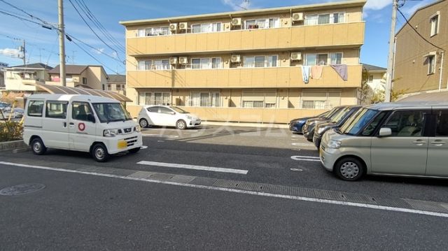 【プランドール幸房　弐番館の駐車場】