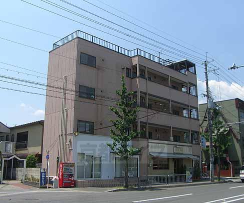 京都市右京区嵯峨天龍寺若宮町のマンションの建物外観