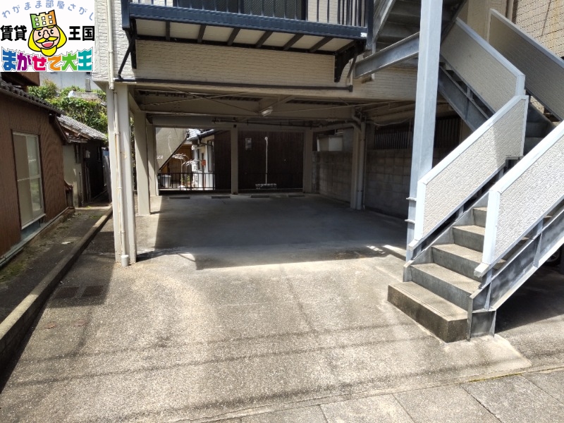 【長崎市銭座町のアパートのエントランス】