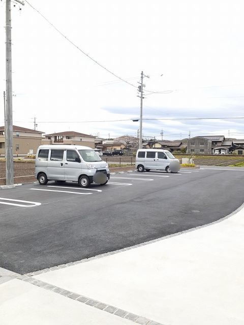 【エクシリアの駐車場】