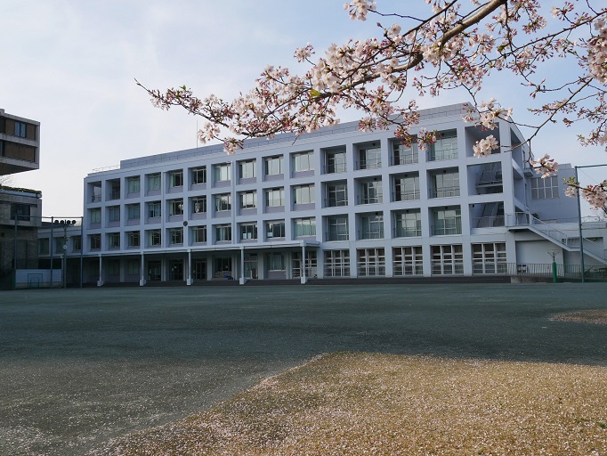 中学校　港区立三田中学校（中学校）まで725m