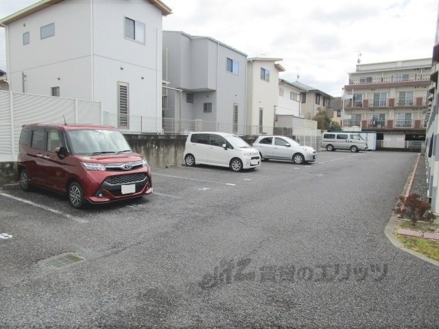 【草津市追分のアパートの駐車場】