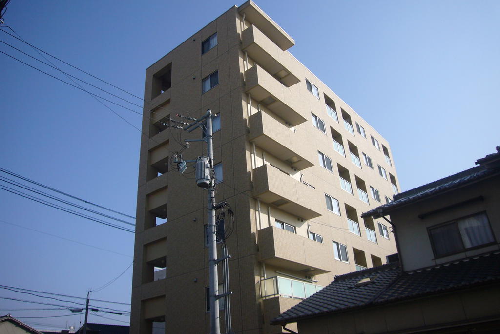 【岡山市北区清輝橋のマンションの建物外観】