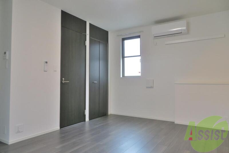 居室・リビング　お部屋は白ベースの澤高な仕上がりです。