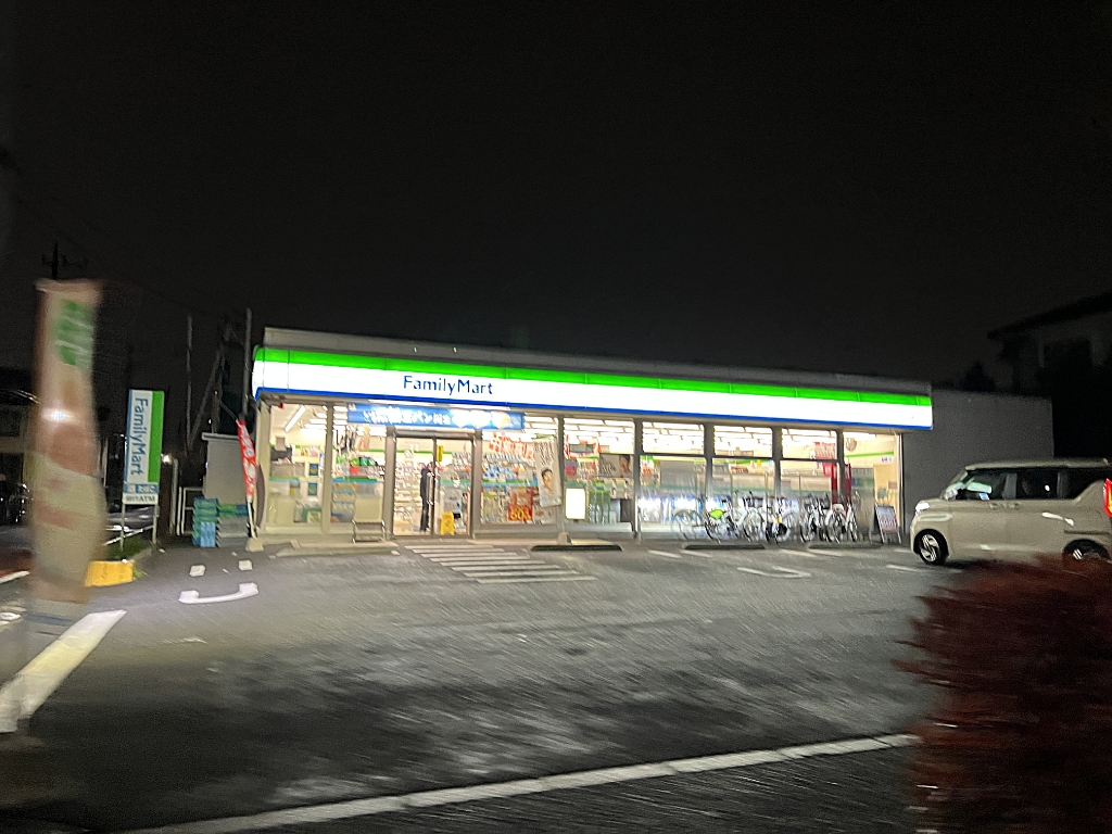 コンビニ　ファミリーマート　六木四丁目店（コンビニ）まで1222m