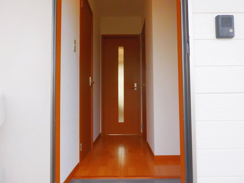 玄関　写真は201号室