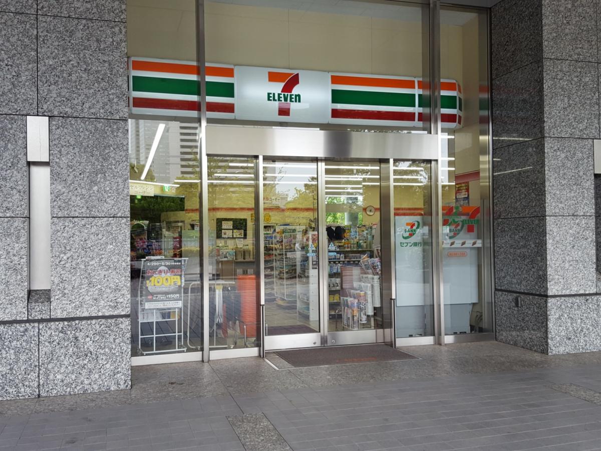 コンビニ　セブンイレブン港区海岸1丁目店（コンビニ）まで194m
